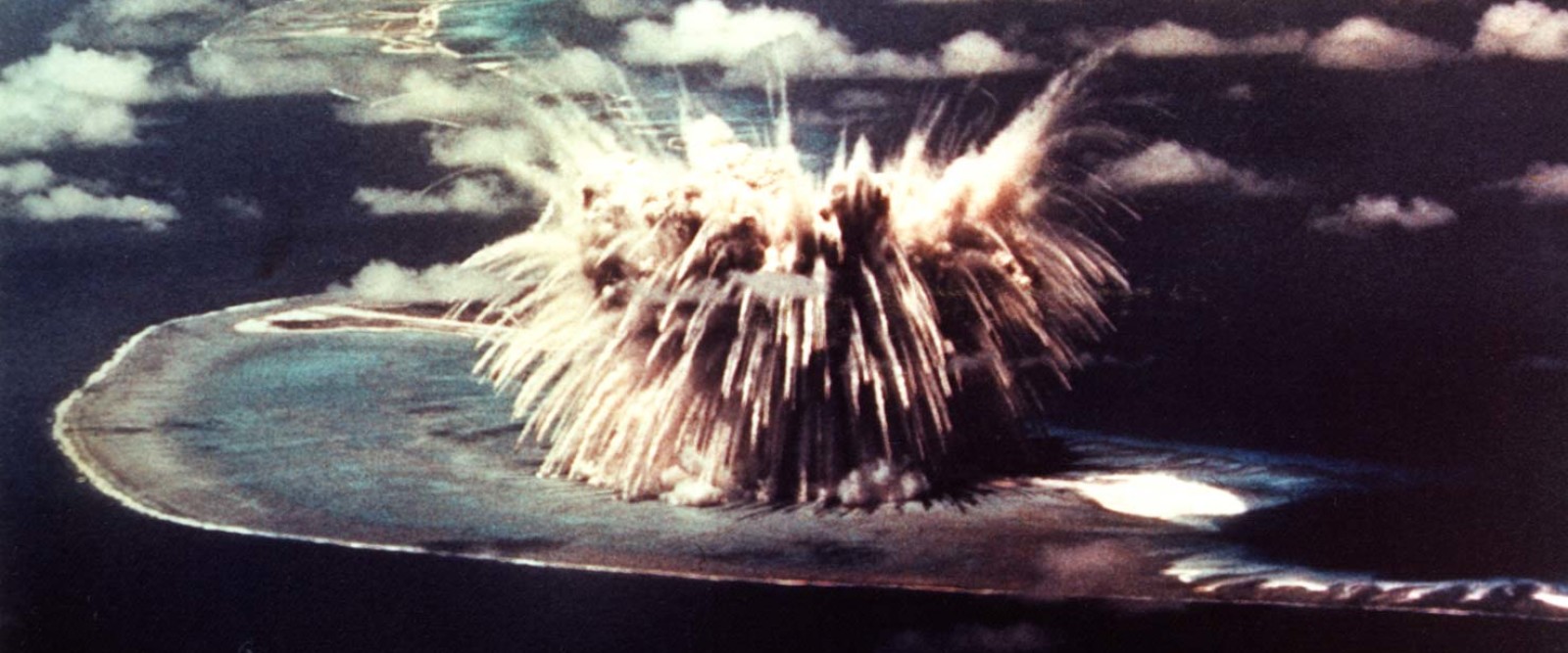 HIROSHIMA E DOPO: DAL PRIMO ESEMPIO DI GUERRA NUCLEARE AGLI ARSENALI ATTUALI HIROSHIMA E DOPO: DAL PRIMO ESEMPIO DI GUERRA NUCLEARE AGLI ARSENALI ATTUALI