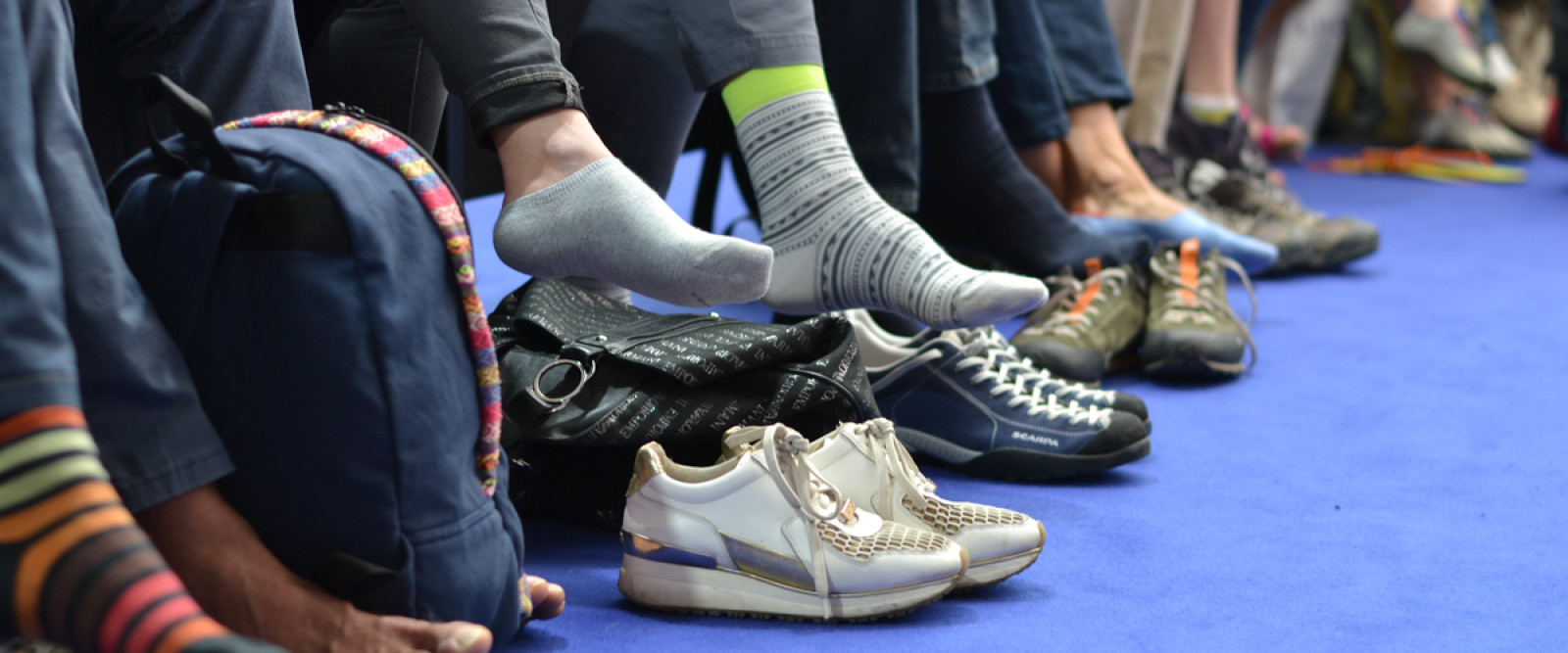 "CON LA TERRA SOTTO I PIEDI": TOGLIAMO LE SCARPE, RITROVIAMO LA NOSTRA ANIMA
