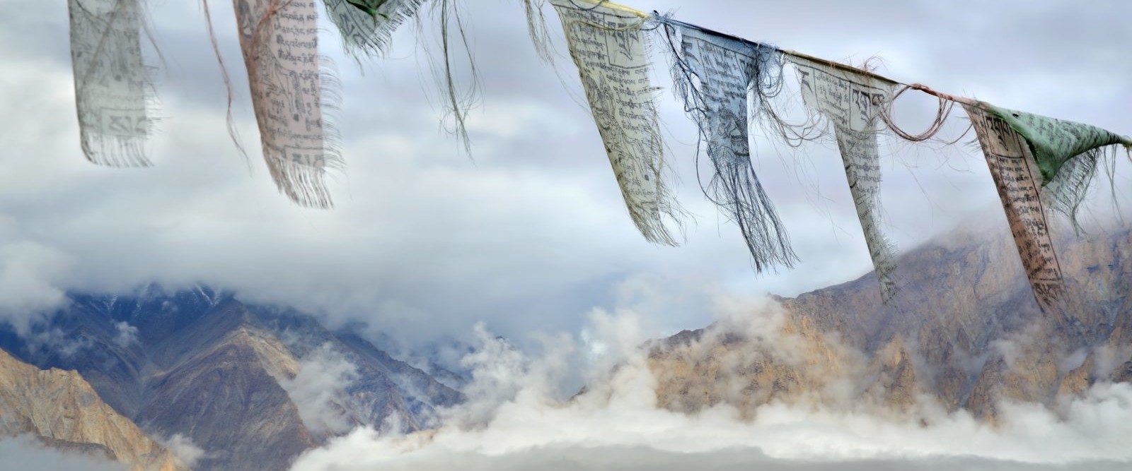 MONTAGNA E SPIRITUALITÀ: OLTRE LE CIME MONTAGNA E SPIRITUALITÀ: OLTRE LE CIME