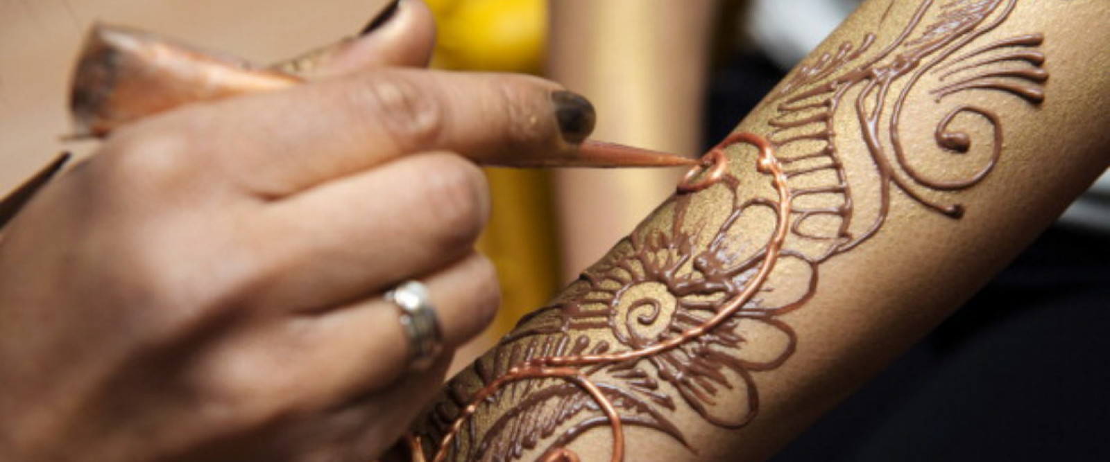 TATUAGGI ALL'HENNÈ: dalla pianta tintoria un'antica arte cosmetica e terapeutica, ricca di empatia e significati simbolici TATUAGGI ALL'HENNÈ: dalla pianta tintoria un'antica arte cosmetica e terapeutica, ricca di empatia e significati simbolici