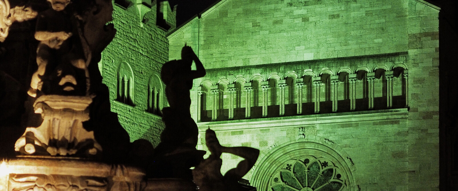 COME UN CARILLON. Storie e cronache di una città cattedrale. COME UN CARILLON. Storie e cronache di una città cattedrale.