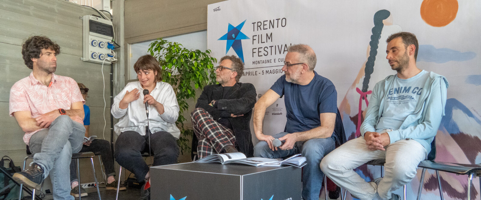 VISIONS & SURROUNDINGS